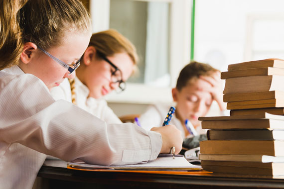 Alumnos realizando actividades de comprensión lectora
