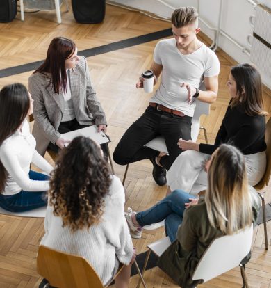 grupo-de-personas-en-terapia-de-tiro-completo