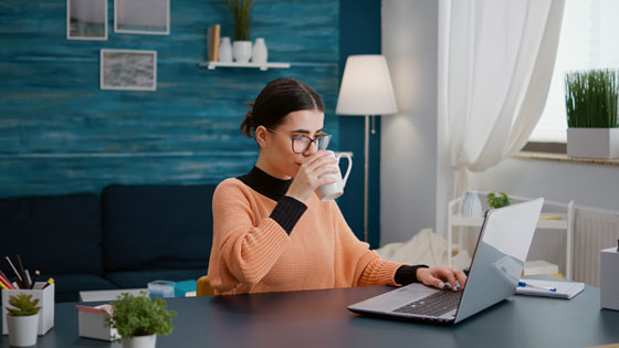 Chica formándose como profesora de español