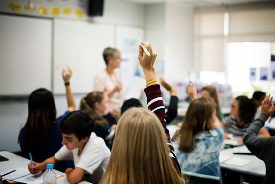 Profesora dando clases de español